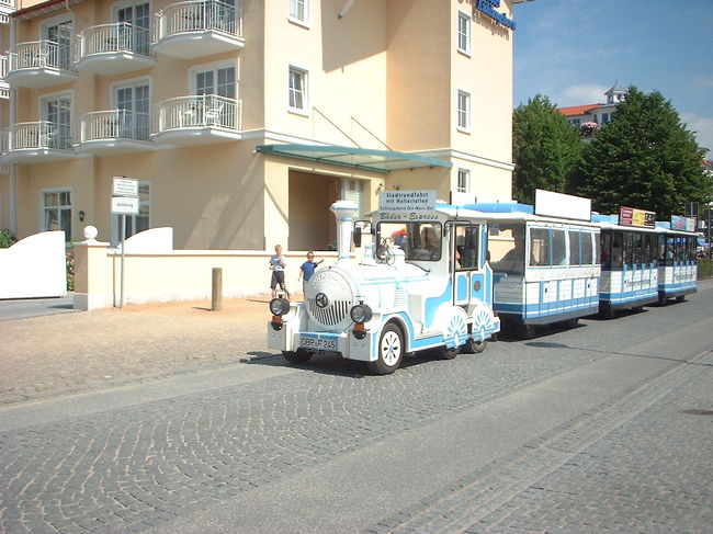 おまけin Kuehlungsborn：ビーチ沿いには大体こんなトレインカーが走ってるのはドイツのお約束何やろか。