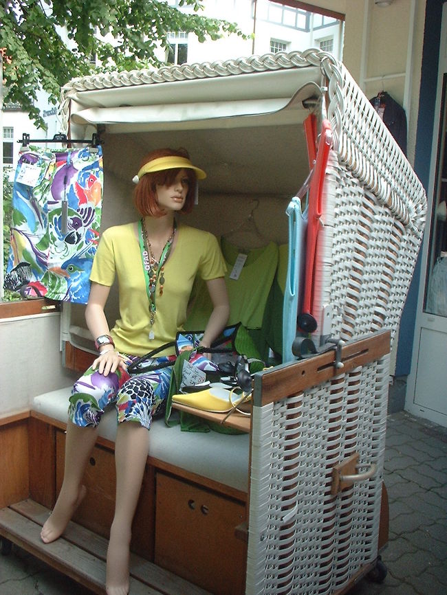 服屋さんで、こんなマネキンが急におるもんやからビックリ！それにしてもこのファッションは…。