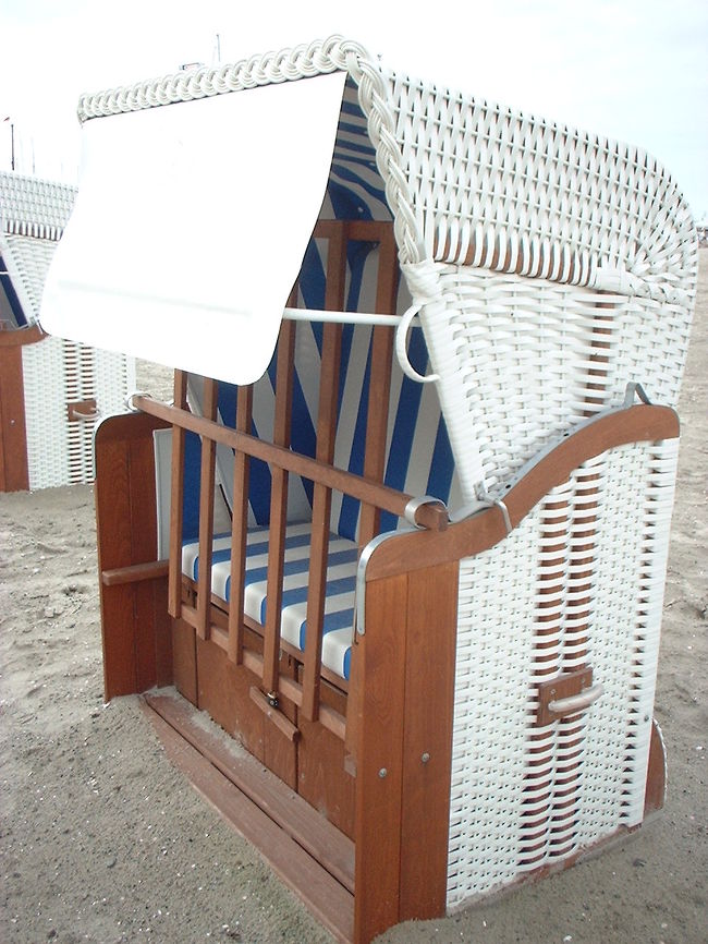 海岸には大抵こういう貸し椅子がある。足置き場、肘置き、日よけ、テーブルなどいろいろ使えるヤツらしい。まだ使った事はない。