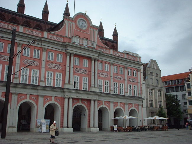 Rostockに到着。この建物、てっきり駅だと思っていたら市庁舎だった。