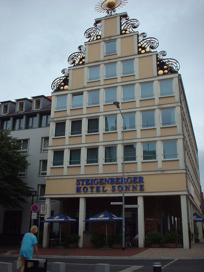 今回Rostockで泊まった「Steigenberger Hotel Sonne」。Neuer Marktの近くにあり立地はいい。でもRostockの旧市街自体は大きくないのでまぁ、すごくプラスになる、と言うほどでもないかも。