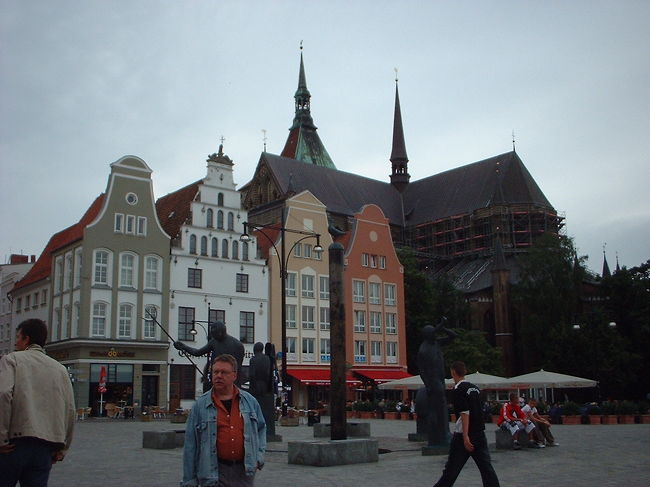 Hotel Sonneや市庁舎があるNeuer Markt。