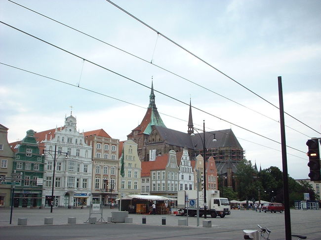 ノイアーマルクト広場には市場も出ている。線路がずーっと…