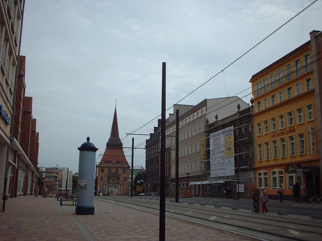 向こうの方まで続いてる。<br />で、向こうに見えるのがシュタイン門。