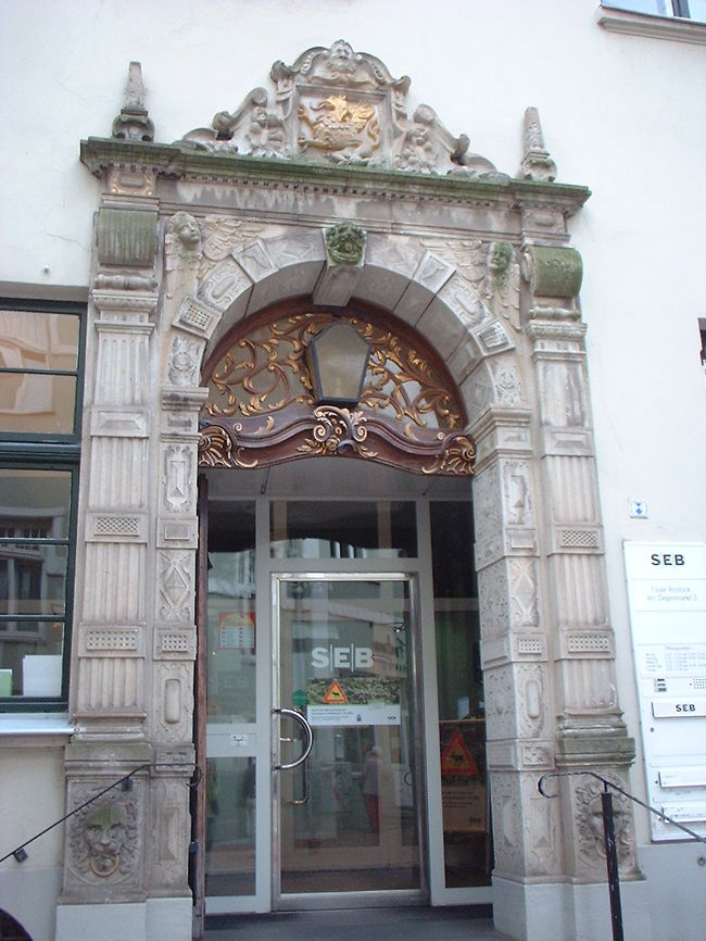 ドア？門？とても立派ですな。