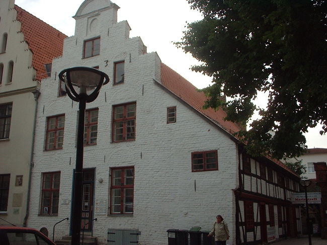 こういう家の全面に鉄の楔みたいなものを飾って（？）ある家って結構見るんだけど、何でなんだろう？？