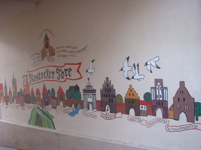 落書き？普通の建物の壁に、突然現れたRostockの門シリーズ。これ、いいなぁ。