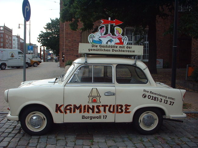 あ、あ〜！レストランの宣伝に使われているらしきトラヴィ発見。このカタチは誰がなんと言おうとかわいい。