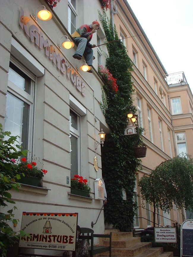 そして、件のレストラン。「え？そんなところで釣りを？」と思ったら人形だった。<br /><br />ドアのところにチロッと見えてる手は、レストランから出てきたウェイターが、私が写真を撮ってるのに気づいて隠れてくれているため（でも隠れ切れてないよー）。