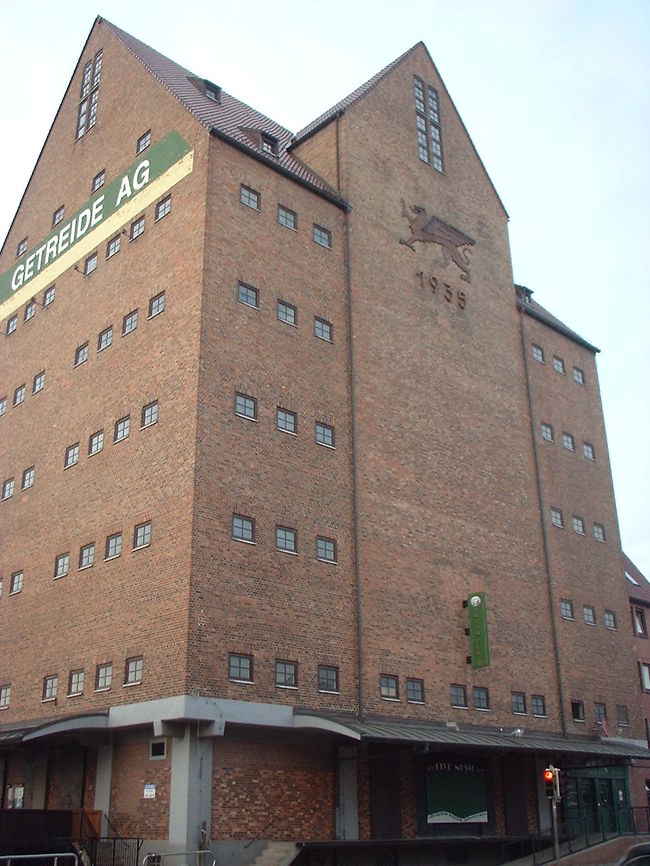 海の近くにはこういう倉庫がまだたくさん残っている。これは１階がアイリッシュパブになってるけど、上の階はまだ現役？