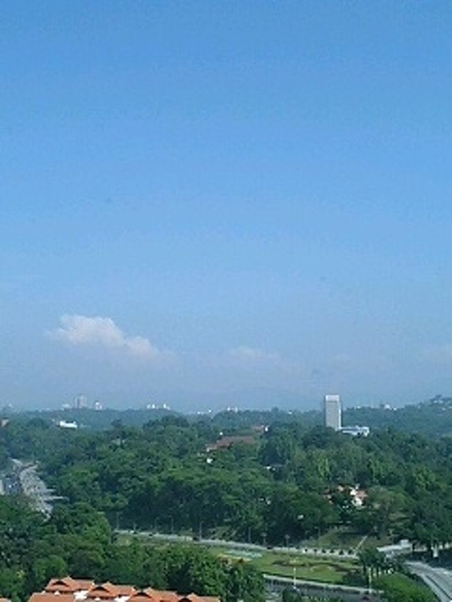 最終日は大変お天気がよかったので、出発までホテルでゆっくり過ごしました。<br />ホテルから携帯で撮った写真です。空がとても青く綺麗でした。空を眺めていて改めて南国だということに気づかされました。