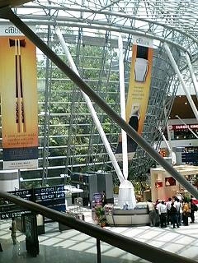 クアラルンプール空港の中です。この向かいにチェックインカウンターや駅のある建物と繋いでいるスカイトレインの乗り場があります。周りは免税店や両替・薬局などが並んでいます。<br />人もそんなにおらず静かで大変綺麗でした。<br />ここからシンガポール航空に乗ってシンガポールに戻りました。また是非訪れたいと思います。
