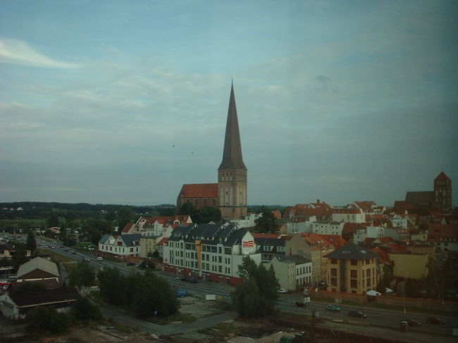 反対側には教会が見える。