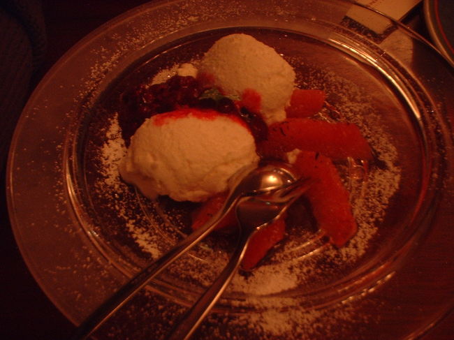 これがデザート。めちゃうま〜。ブラッドオレンジのソースが何とも言えず〜。くぅ。参りました。