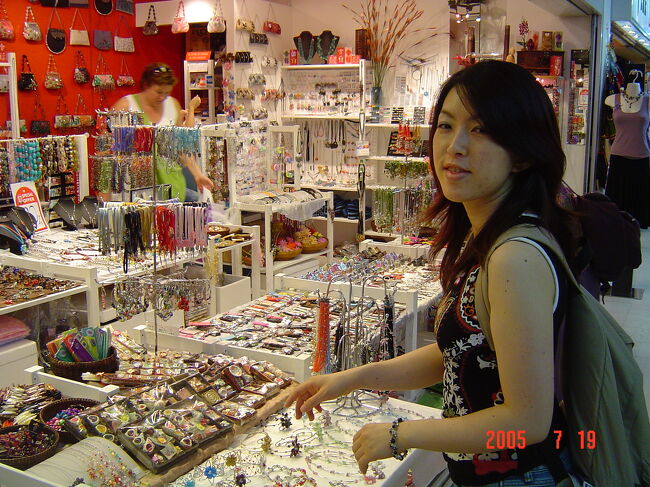 ホランド・ヴィレッジへ移動しました。<br />ＭＲＴでブオナ・ビスタ駅まで行き、徒歩で。<br />昔来た時の道のりを思い出しつつ(どこで曲がるかイマイチわからなかった(^^;)、無事到着。<br />ショッピングセンターを見て回ります。<br />一階のスーパーでカヤジャムやお茶を購入。<br />二階・三階は小さいお店が並んでいます。