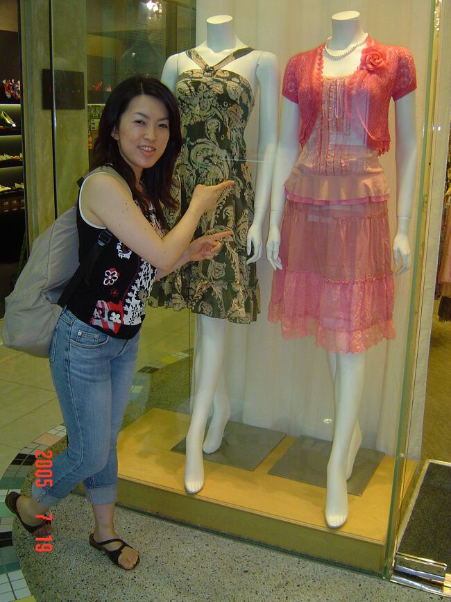 違うビルにてかわいらしい洋服発見!!<br />しかし、実際にはこういう格好をしたローカルの女性って見掛けませんね（＾＾；<br />一階には美味しそうなパン屋がありました。