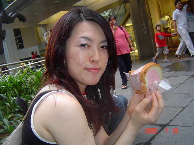 シンガポールの名物!!パンアイスです。<br />カラフルな食パンにアイスがはさんであり、これがおいしいのです!!<br />オーチャード界隈に自転車に冷凍庫？をつんだおじさんが何人も商売してます。<br />アイスも多数種類があり、注文するとおじさんが板状のアイスからワンブロック切り分け、パンに挟んでくれます。