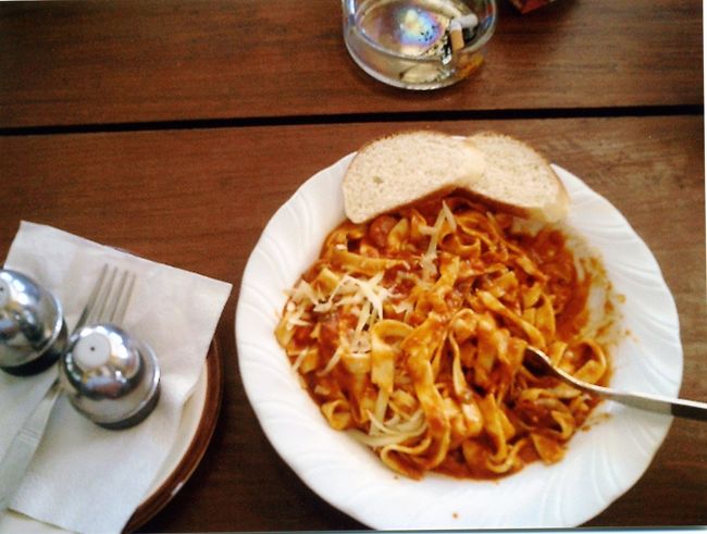 両替屋さんに行って話し込む。両替屋さんの友人が来るからと近くの喫茶店へ。私はお茶の前にパスタで昼食。