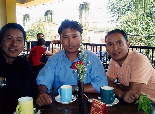 やってきた友人達。一番右が両替屋さん。真ん中の　さんが街の案内をしてくれることに。バスでいいと遠慮する私にタクシーを奢ってくれた。お金持ち？