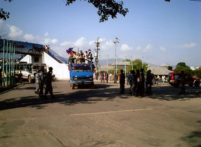 喚声を上げながらやってきたデモ隊のトラック。