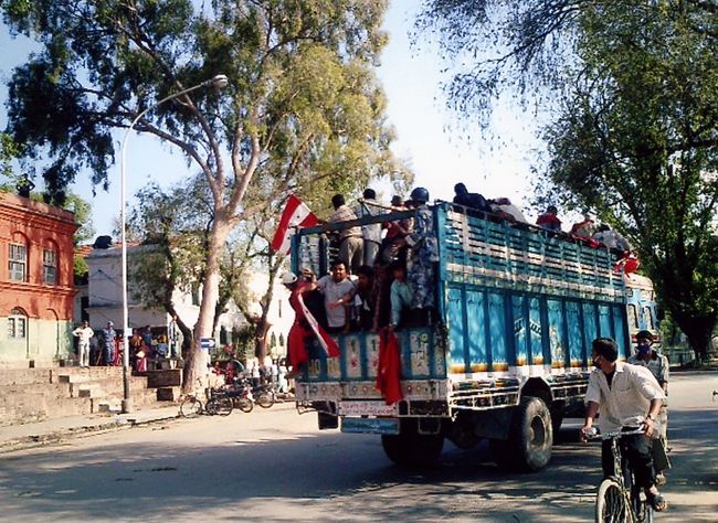 内容は「仕事をよこせ！国王は退位しろ！」だそうです。毎日定時にデモが行われ、道路が封鎖されるそうです。
