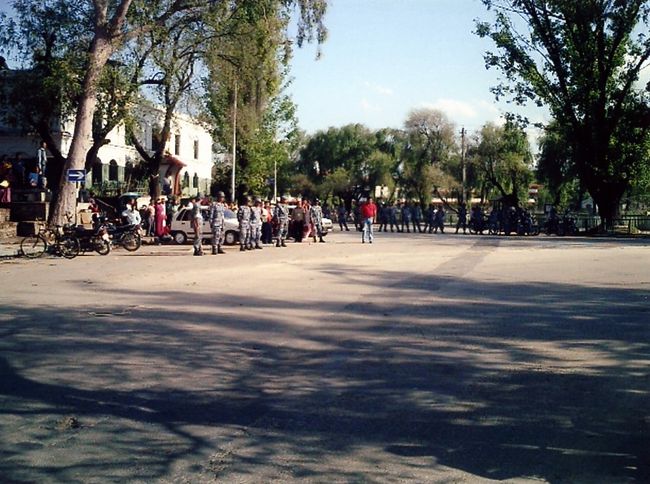 待ち構える警官隊。