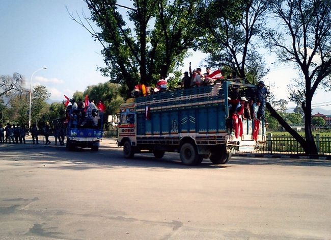 警官隊の前でデモ車はＵターン。