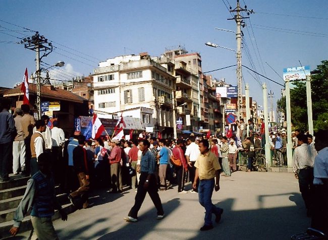 後ろを見ればこちらは徒歩のデモ隊。