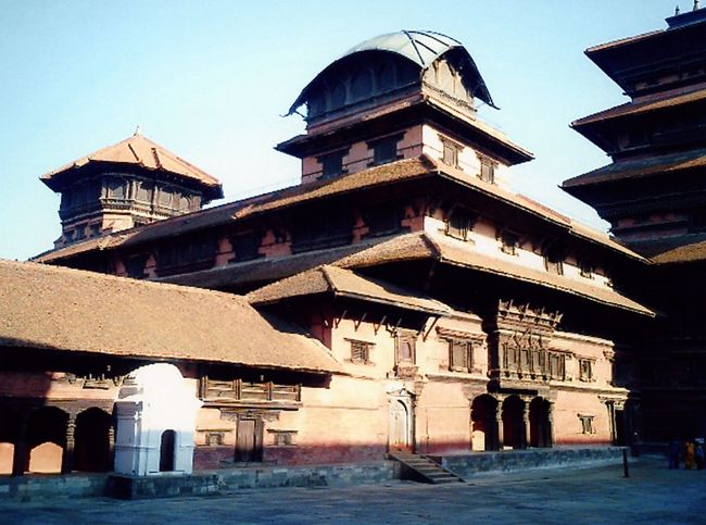 美しいネワールの建物群。パンチャ・ムクヒ・ハヌマン寺院。