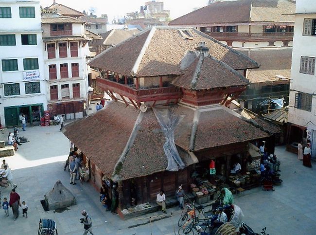 美しいネワールの建物群。これはお土産物屋さんです。古い建物をリニューアルしてるようです。