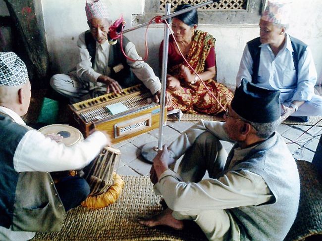 地元のご老人たちが集まりご自慢の演奏会です。この国の文化の高さが分かりますね。