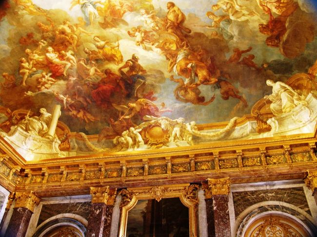 ベルサイユ宮殿の天井です。<br />絢爛豪華そのものです。