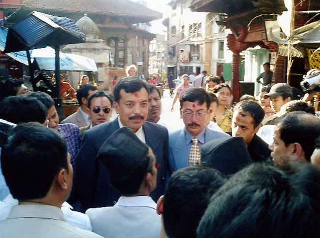 新郎と新婦の父。「ふつつかものですがウチの娘を宜しく」と言ってるようです。