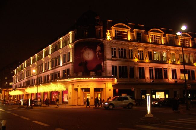 夜のル・ボン・マルシェ<br />帰国前日夕刻お土産を買い求める。主に食料品<br />紅茶　チョコレート　ヌガー　お塩　肉製品<br />広い店内、豊富な品揃え大満足。