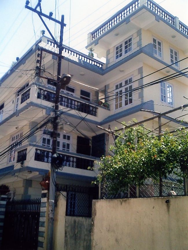 さんのお宅。３Ｆ建ての豪邸！やっぱりお金持ち！<br />ネパールには３６の民族が住んでいてさんはタカリー族。商業の民で裕福な人が多いそうです。