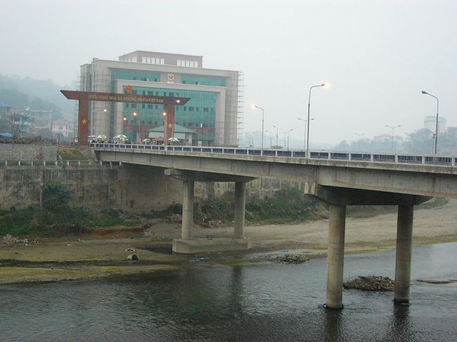 国境を流れる川は大きくはなく、いたって普通の川。<br />ヴェトナム側のゲートにも国境を渡ろうとゲート前で<br />待つ人々でいっぱいです。