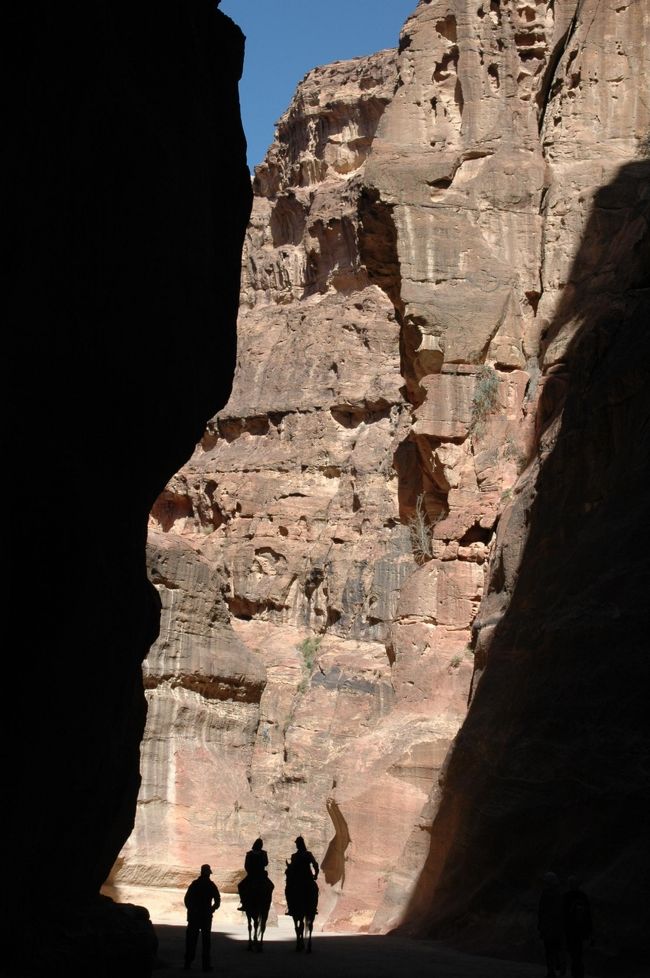 くねくねした断崖絶壁の<br />道を通り抜けていくと<br /><br />突然神殿跡に出る。<br /><br /><br />狭い道から広場へ。<br />誰もが突然広がるこの広い景色に<br />圧倒される。