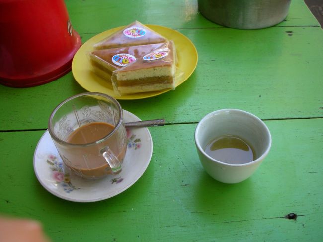 ローカルバス？を待っている時に近くのカフェ？<br />でお茶しました。<br />ミャンマーのミルクティーは最高においしい♪<br />ストロングティーで味が濃いのですが<br />それがまた美味。<br />私は大好きなので、いつもお土産にTEA MIXを買って<br />帰っています。