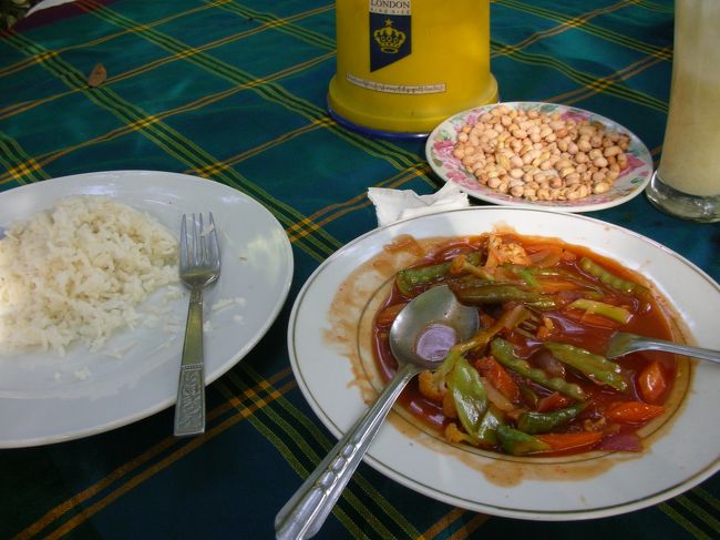 バガンでランチ。<br />オールドバガンに行く途中のvillageで。<br />結構おいしかったので、食べかけですが写真<br />にとってみました。<br />チャイナ料理なのかなぁ〜