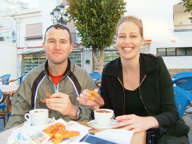 で、翌朝、表紙の写真のまったりモードです。<br /><br /><br />２時間のまったり後、昼食を２時間かけて食べました。（アルコール有）<br />そんなこんなしていたら、回りのお店はどんどんシエスタに･･･ゴーストタウンと化した街で唯一みつけたカフェでチョコラテ・コン・チュロスのデザート。<br />私のイメージでは、ホットチョコレートをチュロスをつまみながら飲むと思っていました。そしたら、チョコレートは本当にドロドロとしたチョコでちょっと塩味のチュロスをそれにザクっとさして食べるのがスペインのチョコラテ・コン・チュロス！<br />チョコは甘すぎずとってもおいしかったです。おためしあれ！