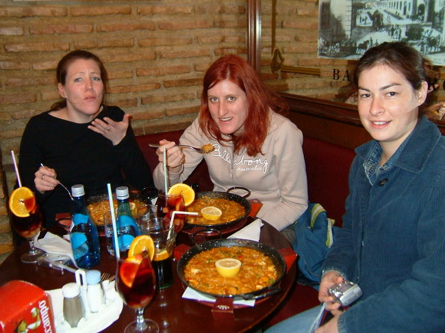 いったん、ホテルに戻りまたまたのんびり･･･<br /><br />ホテルのバーのハッピーアワーで一杯ひっかけ、街に繰り出しパエリヤの夕食です。珍しく１人前ずつ注文できるお店でした。サングリアもおいしそうでしょ？！<br /><br /><br />今回の旅行記は食べている写真ばかりでしたが、実際観光らしいことは何一つしませんでした。他のツアーメイトは海で乗馬してましたが･･･