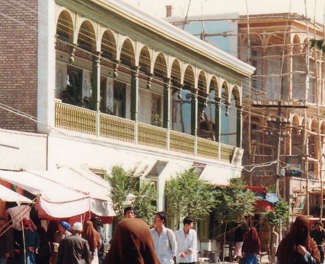 美しい装飾バルコニーの付いたウイグル様式の建物。看板はこのように掛かっていた。<br /><br />→過ぎし日のシルクロード、トルファン編へ