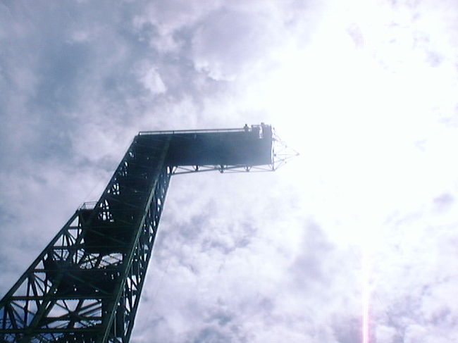 バンジーもやったのですが，足とロープをタオルで結ぶという荒っぽいものでした。安全性は？？？。