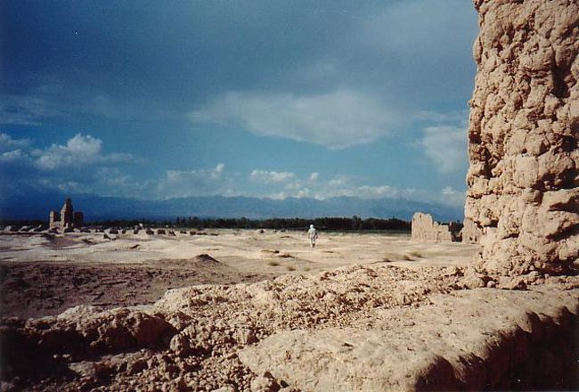 交河故城。<br />彼方に見えるのは仏塔跡。