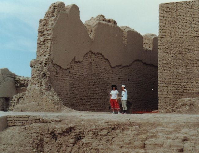 建物が造られた時代によって、日干しレンガの質や積み方が違うんだって。ふむふむ。<br />Photo by K