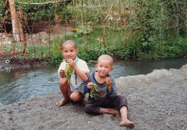 葡萄を食べる子供たち。道の脇を流れる冷たい水で葡萄を洗い、私たちも一緒に食べた。暑さと乾燥の中でほっとしたひととき。