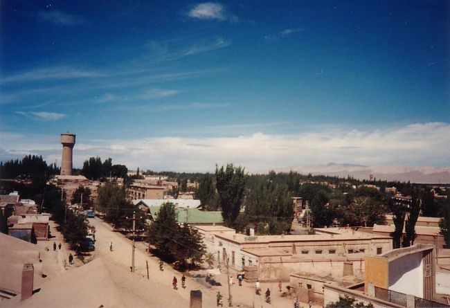 トルファンの街の大通り。今ではすっかり景観が変わってしまっているらしい。これは貴重な写真かもしれない。