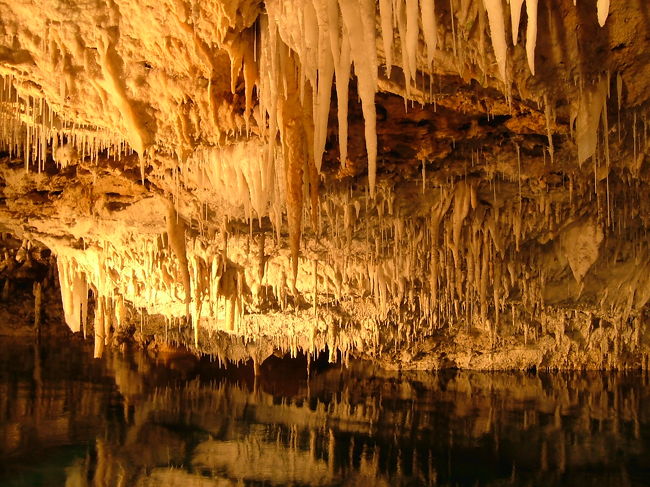 島内の鍾乳洞。<br />とても綺麗でした。<br />ボールか何かを追いかけていた子供が偶然見つけたとかいう話でしたが、偶然見つけるにはすごいところにありました。<br />子供の好奇心ってすごいですねぇ〜〜。