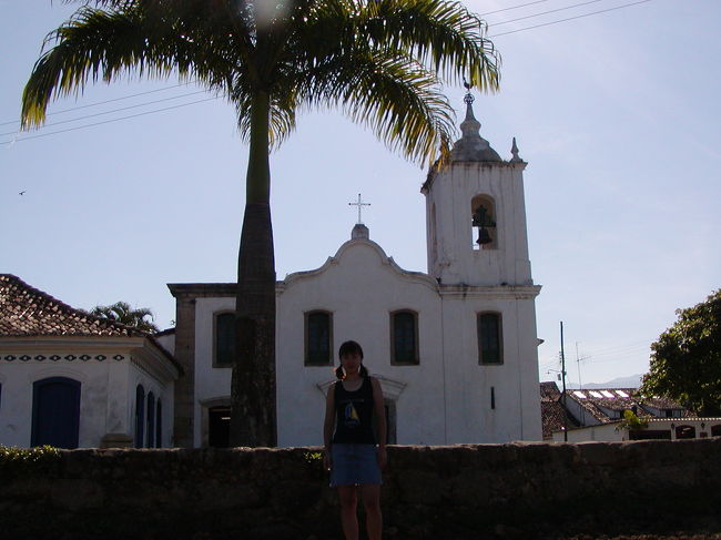 名前忘れましたが，海のすぐ横にある水をかぶりそうな教会です。