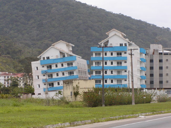 こういう建物はブラジル的。地震がないので強度は著しく低いらしい。サンパウロでマンション（プレジオ）を作るの見ていても，弱そうです。○歯どころじゃないと思います。